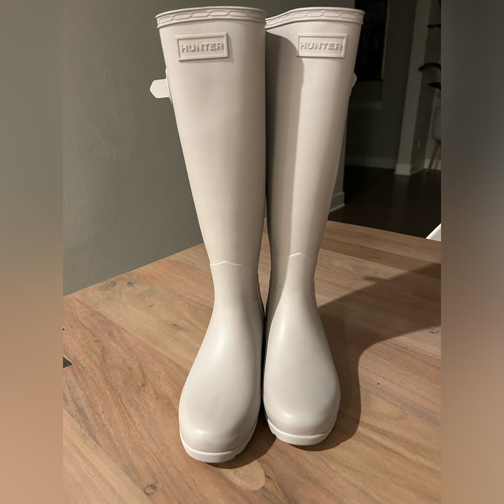 NWOT HUNTER Women's Original Tall Rain Boots. Size 5 USA. Patter grey color.